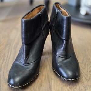 Sofft Black Ankle Boots with Leather Finish and Rounded Toe